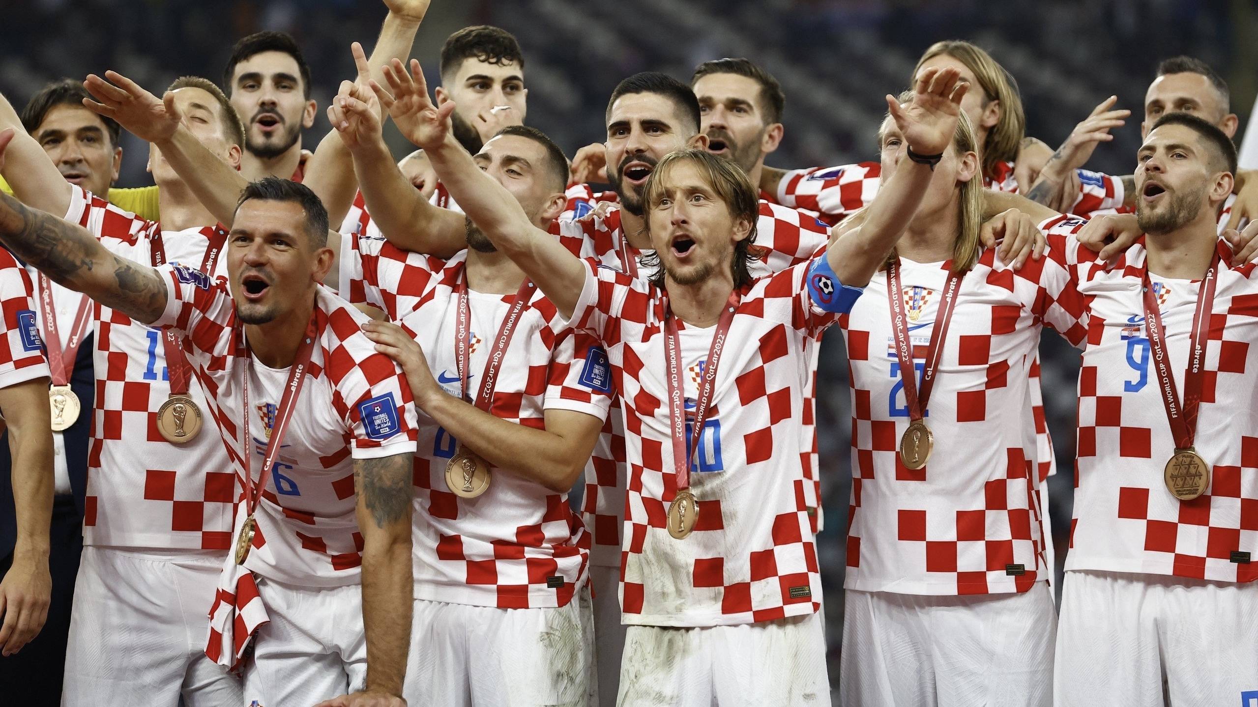 包含塞尔维亚队向克罗地亚队发起冲击，寻求突破的词条