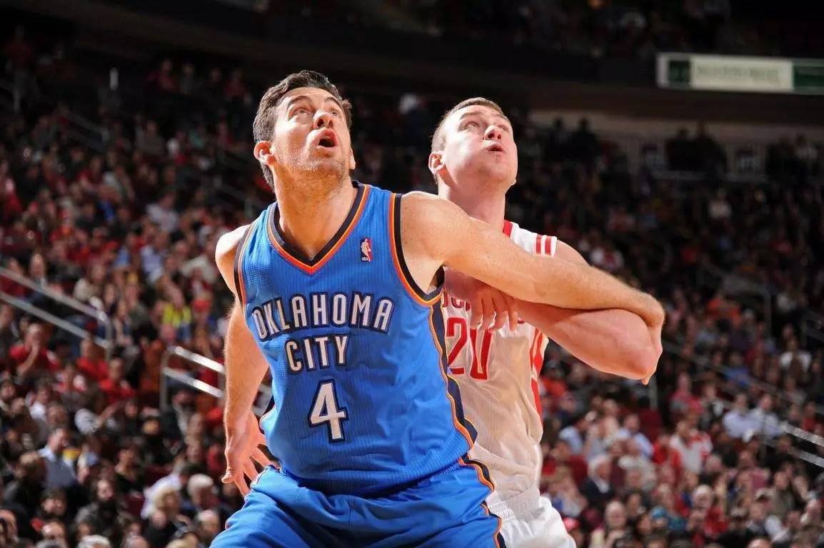 手肘对战,场上情节扣人心弦 手肘对战,场上情节扣人心弦