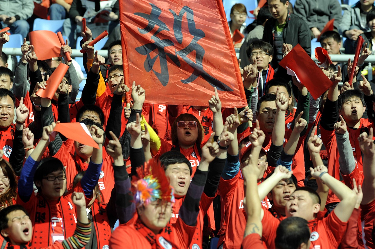 球队取得关键胜利,球迷欢呼不断 球队取得关键胜利,球迷欢呼不断