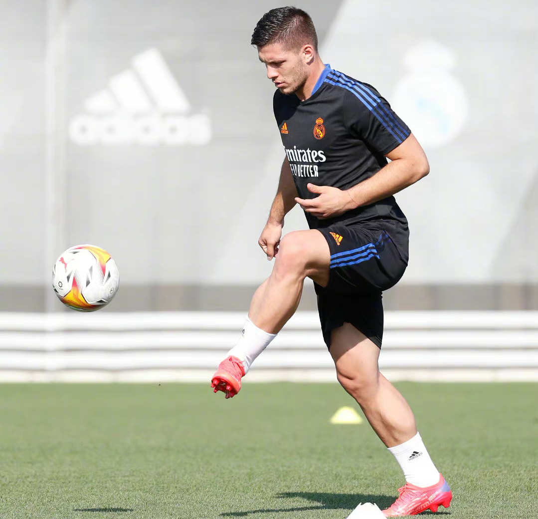 皇家马德里新签约门将备战新赛季,雄心勃勃的简单介绍 皇家马德里新签约门将备战新赛季,雄心勃勃的简单介绍