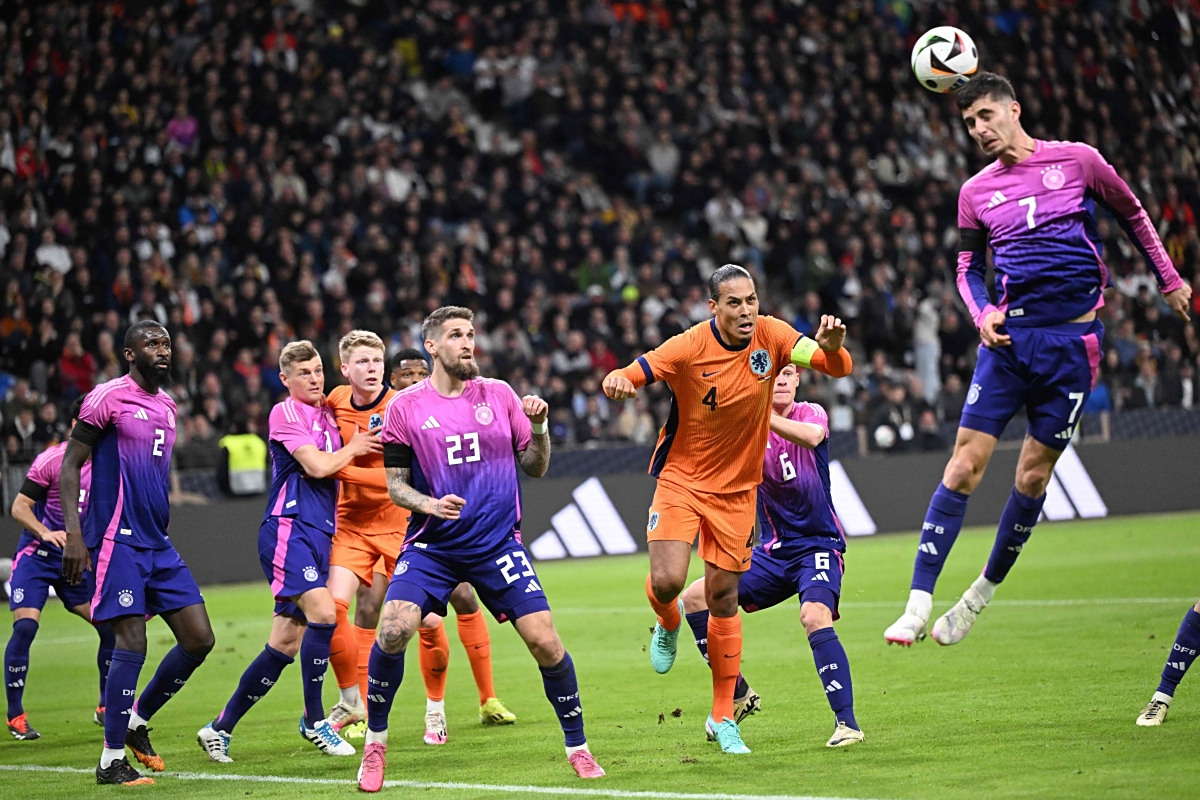 进攻反击!球员拼尽全力,场上战绩千钧一发 进攻反击!球员拼尽全力,场上战绩千钧一发