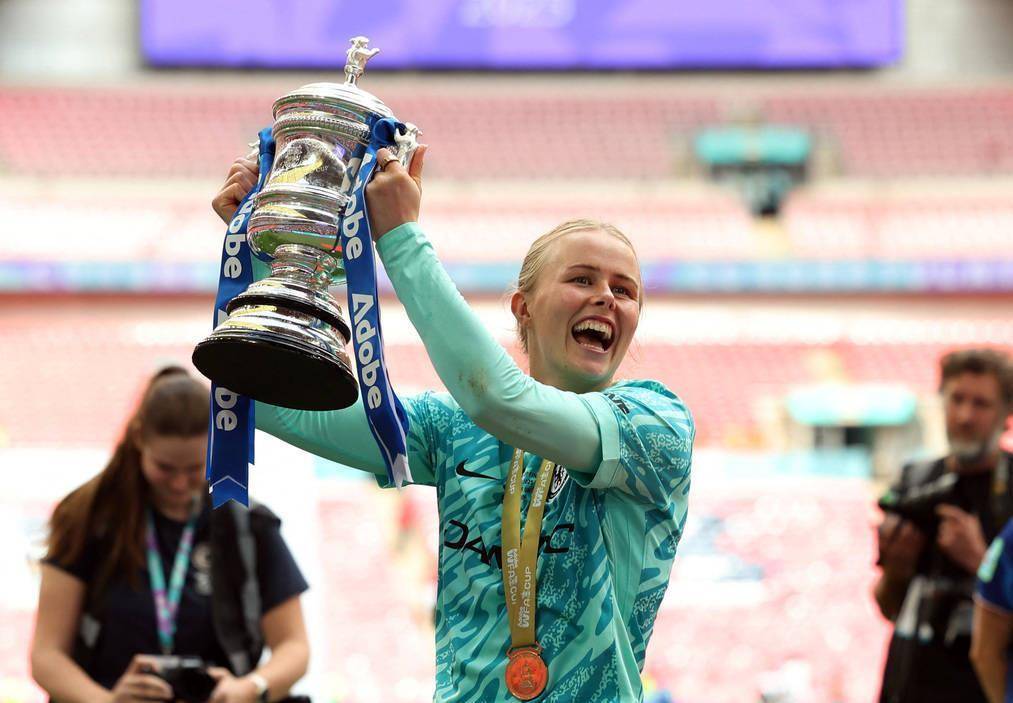 B体育体育官方-英格兰门将神勇扑救，帮助球队零封对手