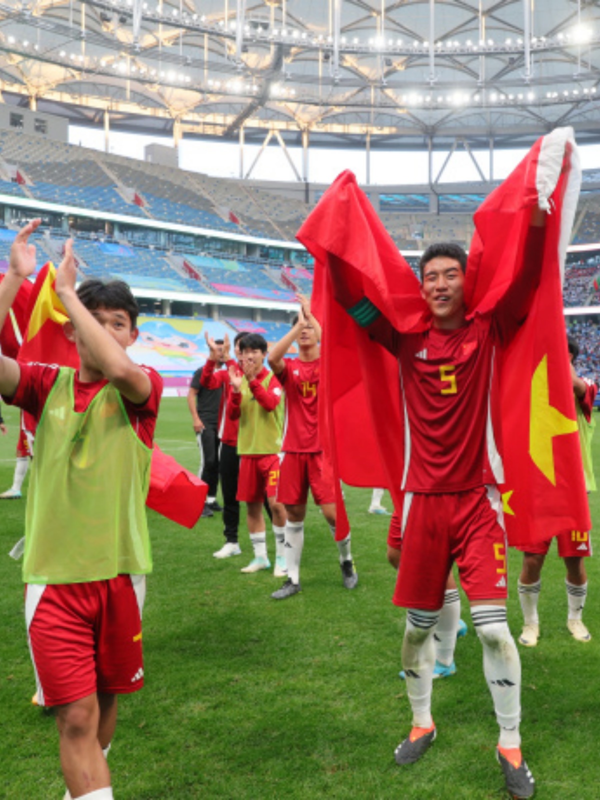 女子足球比赛中，中国队取得胜利轻松晋级