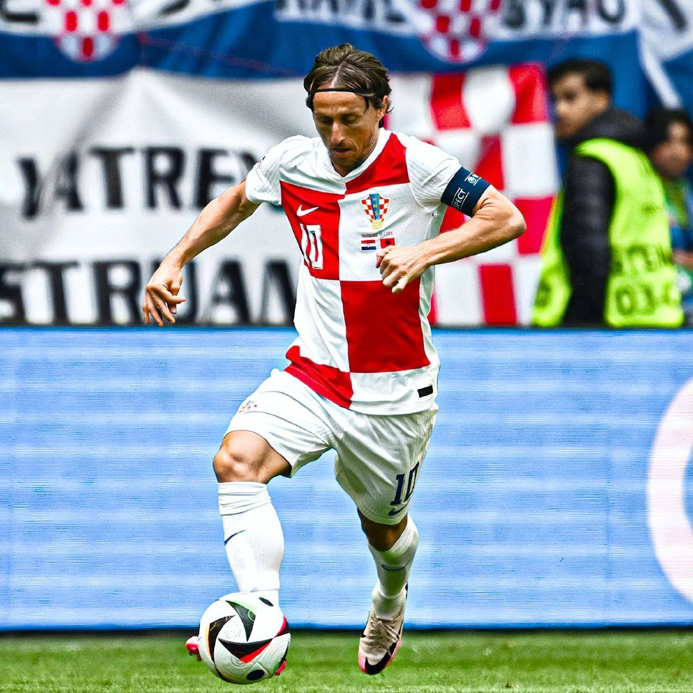 克罗地亚队士气高涨,逆袭晋级下一轮比拼 克罗地亚队士气高涨,逆袭晋级下一轮比拼