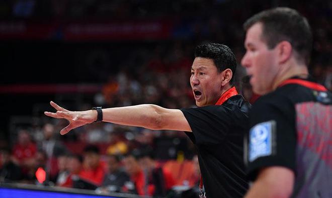 贵州男篮在比赛中失利，球员们感到失落